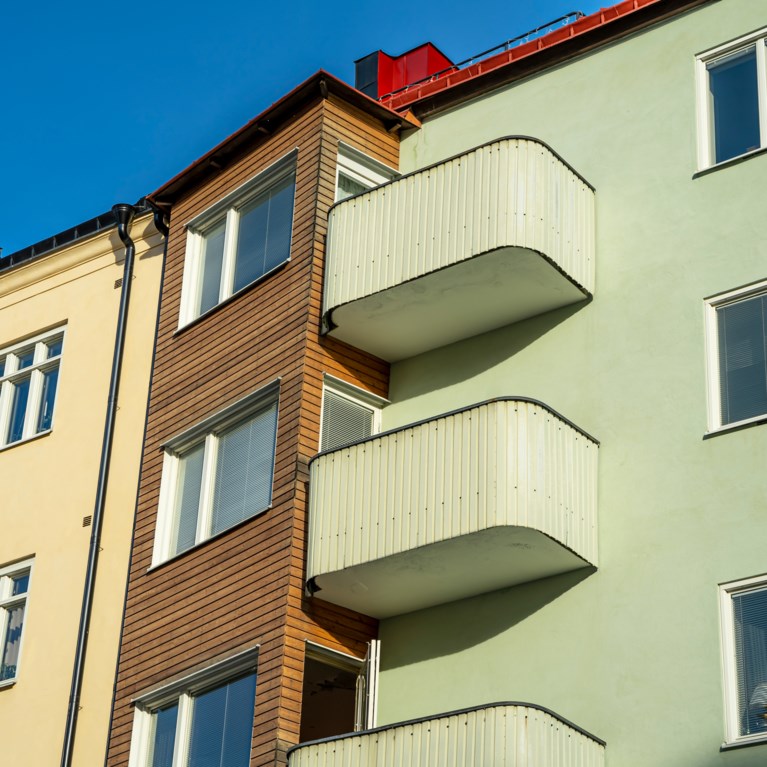 Färgglada hyreshus fasader