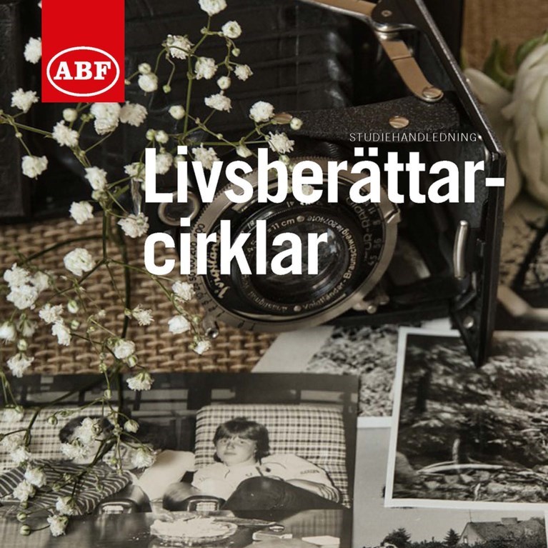 Första sidan till boken studiehandledning Livsberättarcirklar. En kamera och några svartvita fotografier.