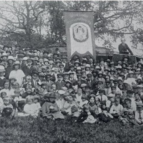 Historisk bild på en folksamling. Från publikationen en fackförening för hemmen.