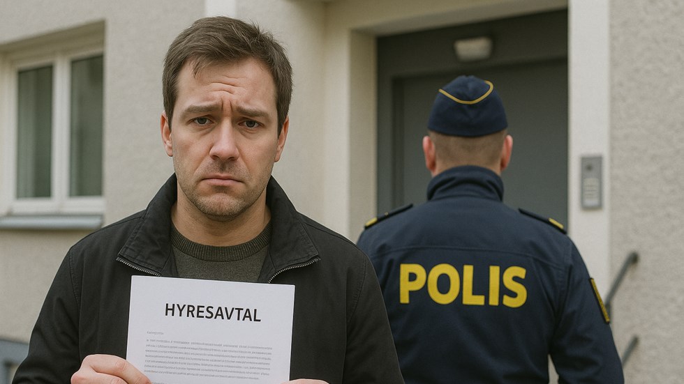 En man står med ett falskt hyreskontrakt framför en port. I bakgrunden ser man en polis på väg in i fastigheten.