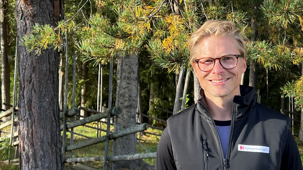 Clas Alenius, Miljöambassadör i region Norrland. Står utomhus med skogen i bakgrunden