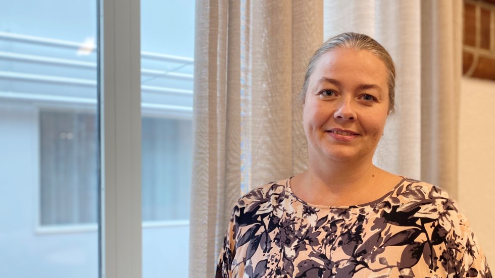 Linda Anderston, jurist porträtterad framför ett fönster