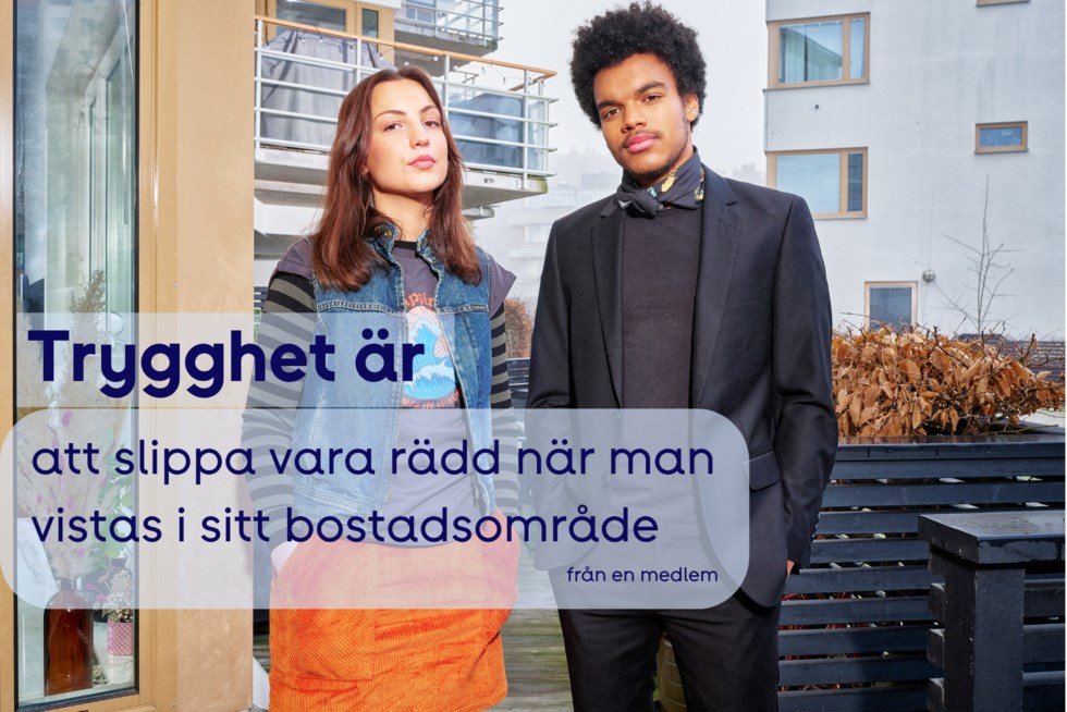 Ungt par står ute på gården med bostaden bakom ryggen.