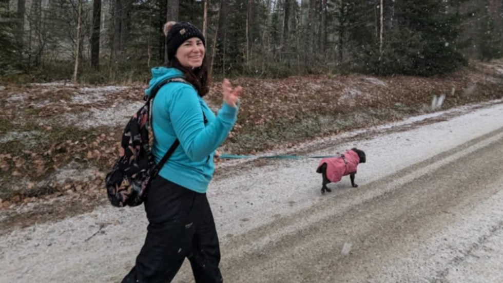 Estelle, hyresgäst i Umeå på hundpromenad