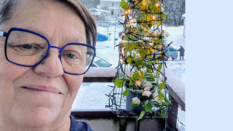 Gudrun, förtroendevald Övertorneå står på sin balkong