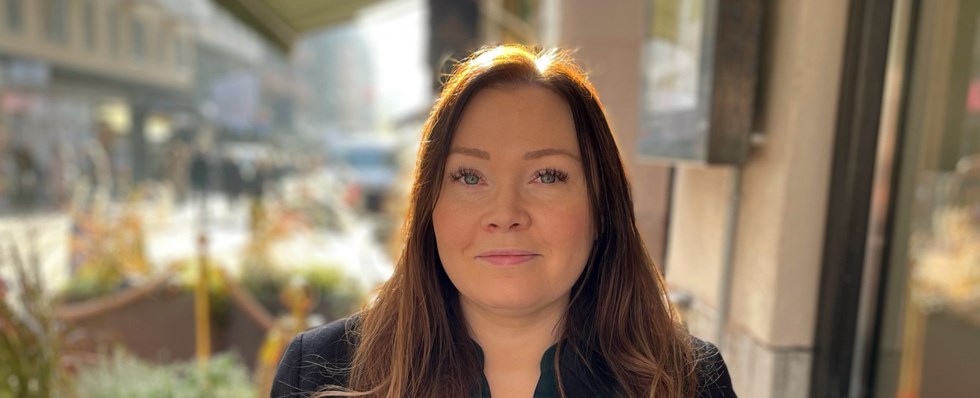 Bild på Susanne Lindmark i stadsmiljö. Jurist Hyresgästföreningen