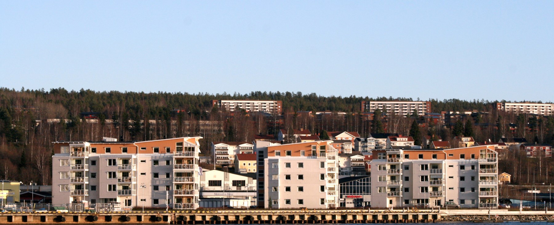 Bild tagen in mot övik från havet