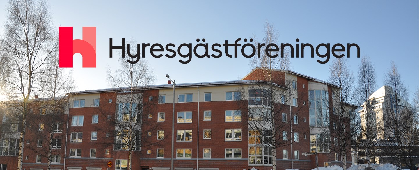 Bild på ett hyreshus med Hyresgästföreningens logotyp över hela bilden