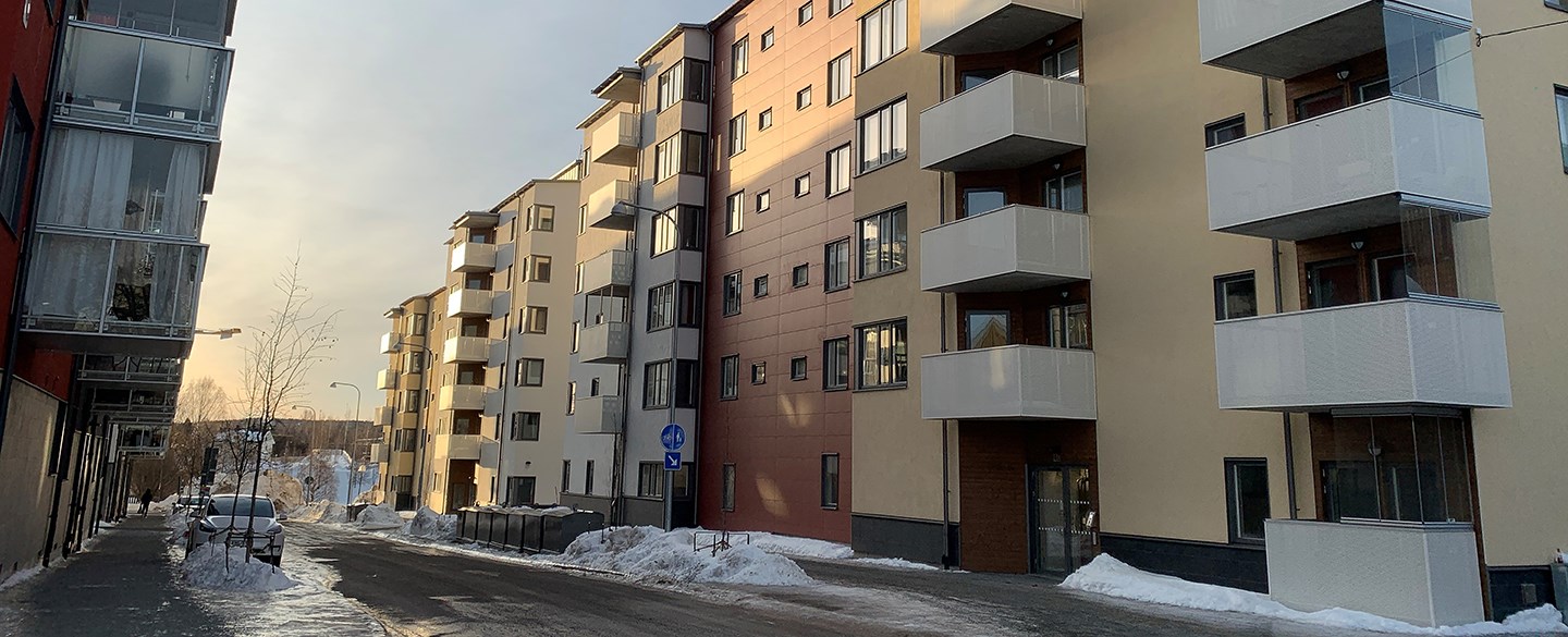 Ytterfasader på nybyggda hyres- och bostadsrätter. 6 våningar med balkonger