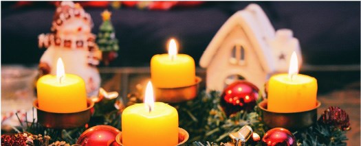 Julmotiv med tre stearinljus och ett prydnadshus