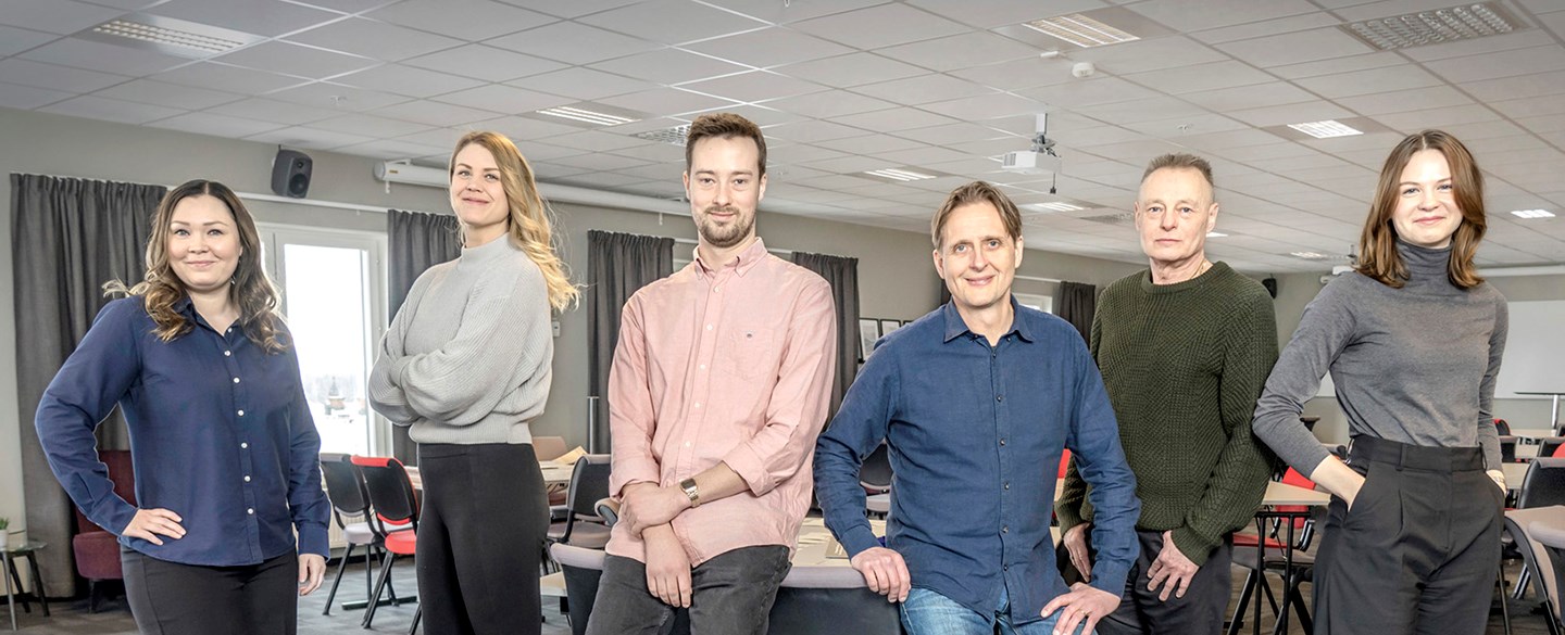 Juristenhetens personal gruppfotograferas i ett konferensrum