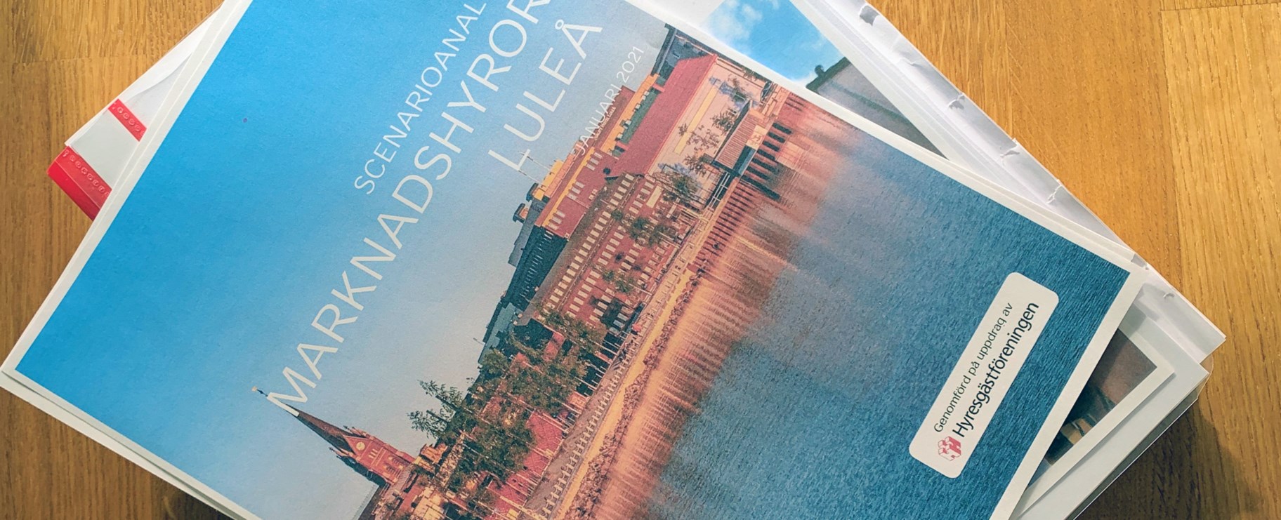 På ett bord ligger ett flertal rapporter på varandra