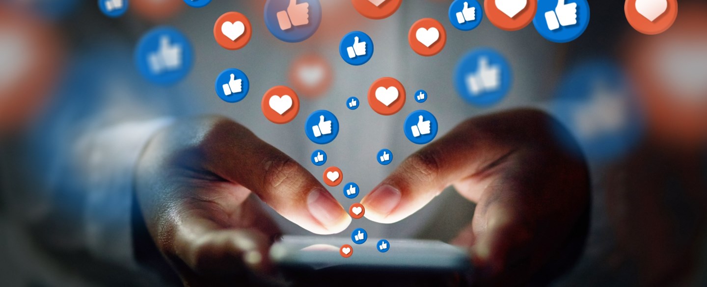 Person arbetar med sociala medier på mobilen