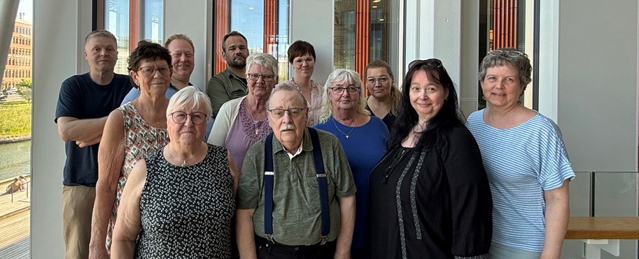 Samtliga stämmoombud är uppställda för fotografering