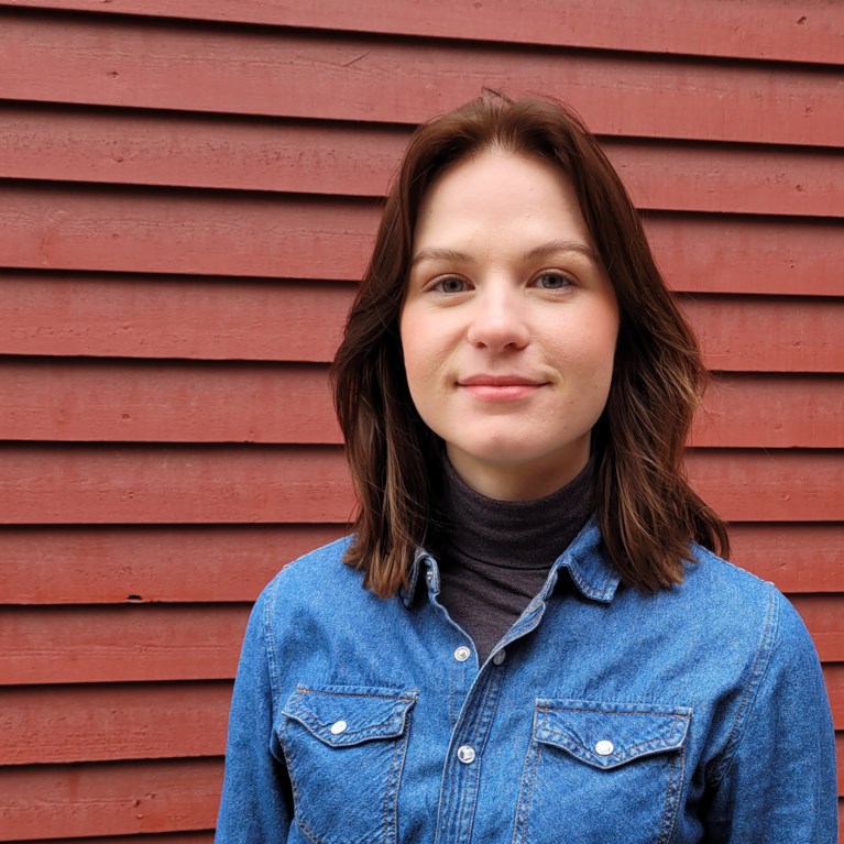 Hyresgästföreningens jurist Olivia Lundgren står framför en vägg  för porträttbild