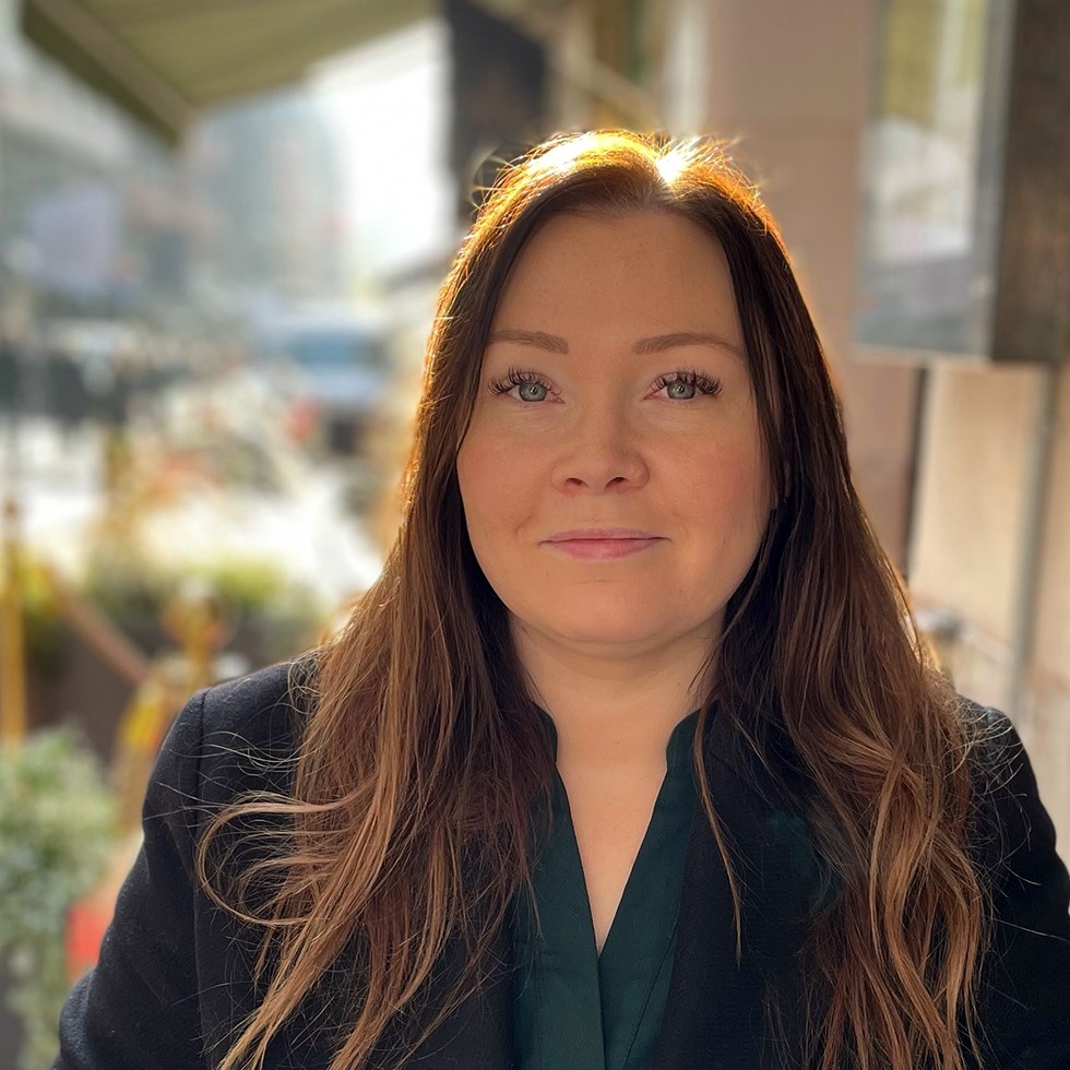 Bild på Susanne Lindmark i stadsmiljö. Jurist Hyresgästföreningen