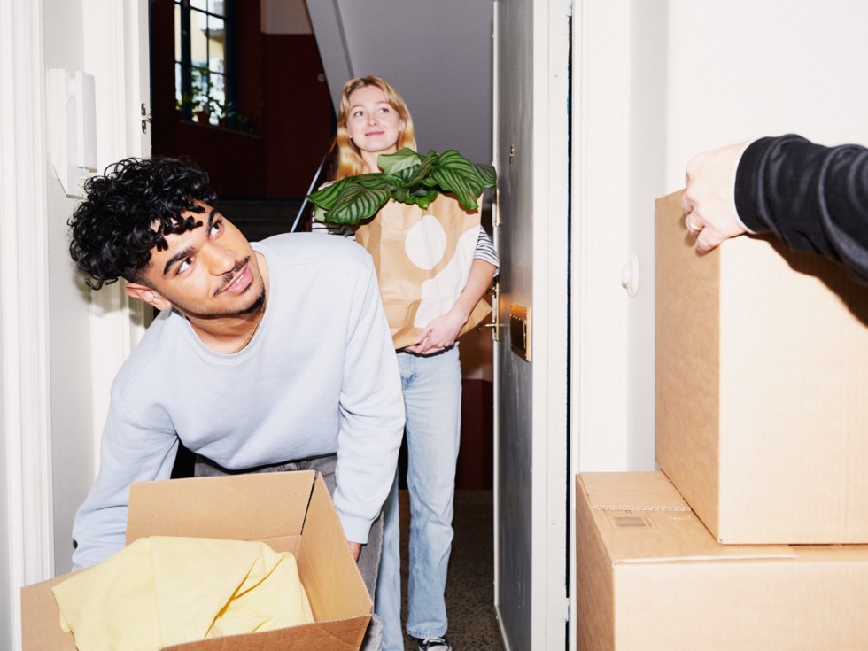 En kille och en tjej håller på att flyttpacka.
