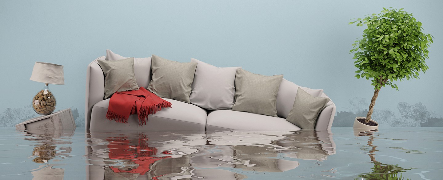Soffa i vattenfyllt rum