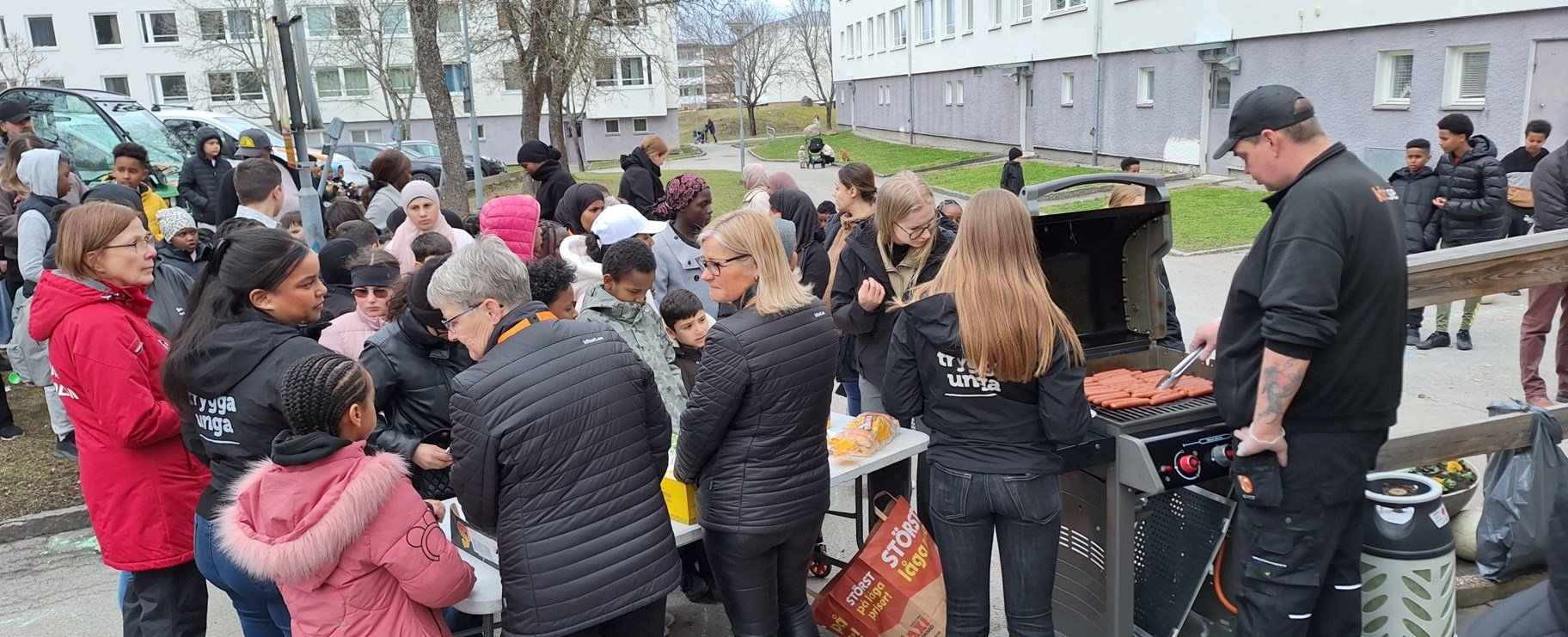 Folkmassa framför korvgrillning