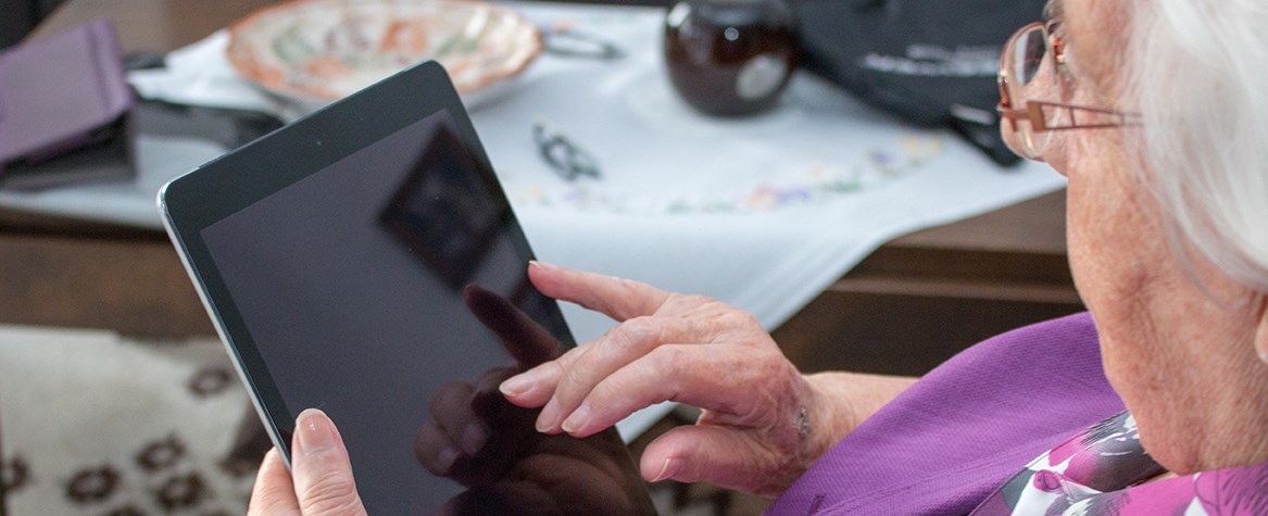 Äldre dam med ipad