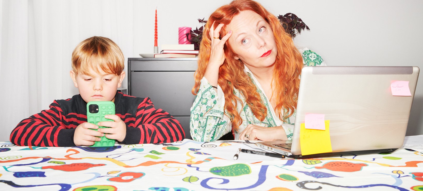 förälder och barn vid bord