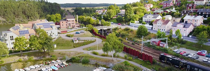Flygbild över stadsmiljö med järnväg