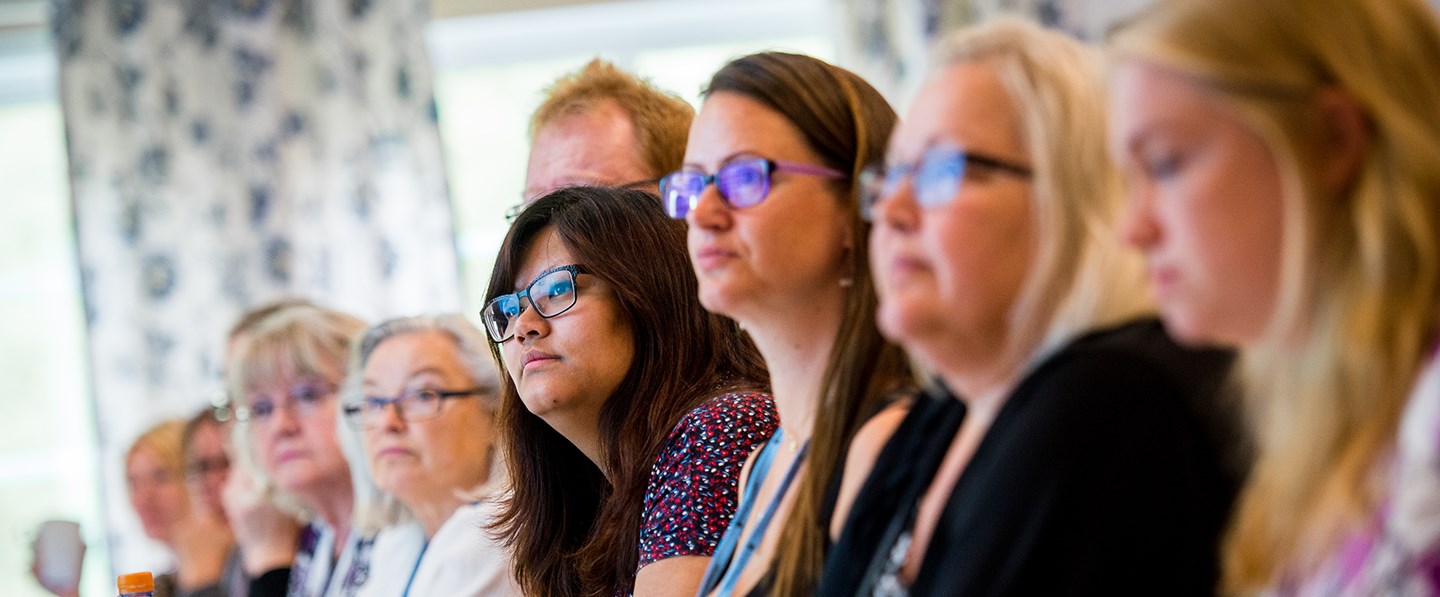 fokuserande personer på ett möte