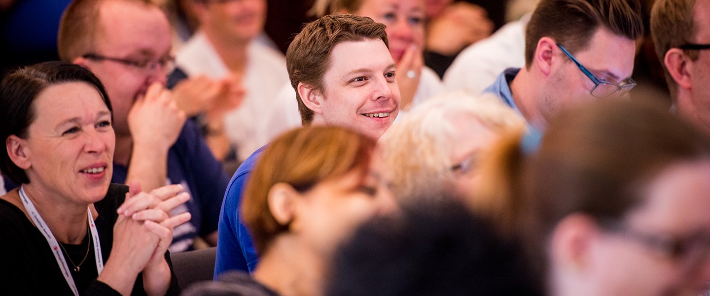 Glada deltagare på ett möte