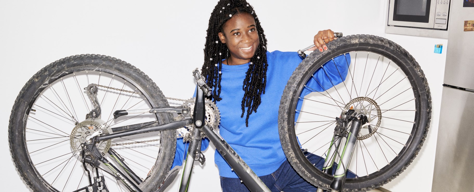 Glad kvinna mekar med cykel