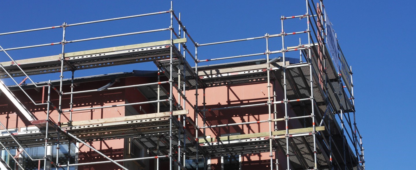 byggställning mot husfasad