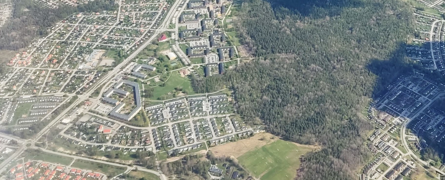 Stadsmiljö uppifrån med grönparti i ena hörnet