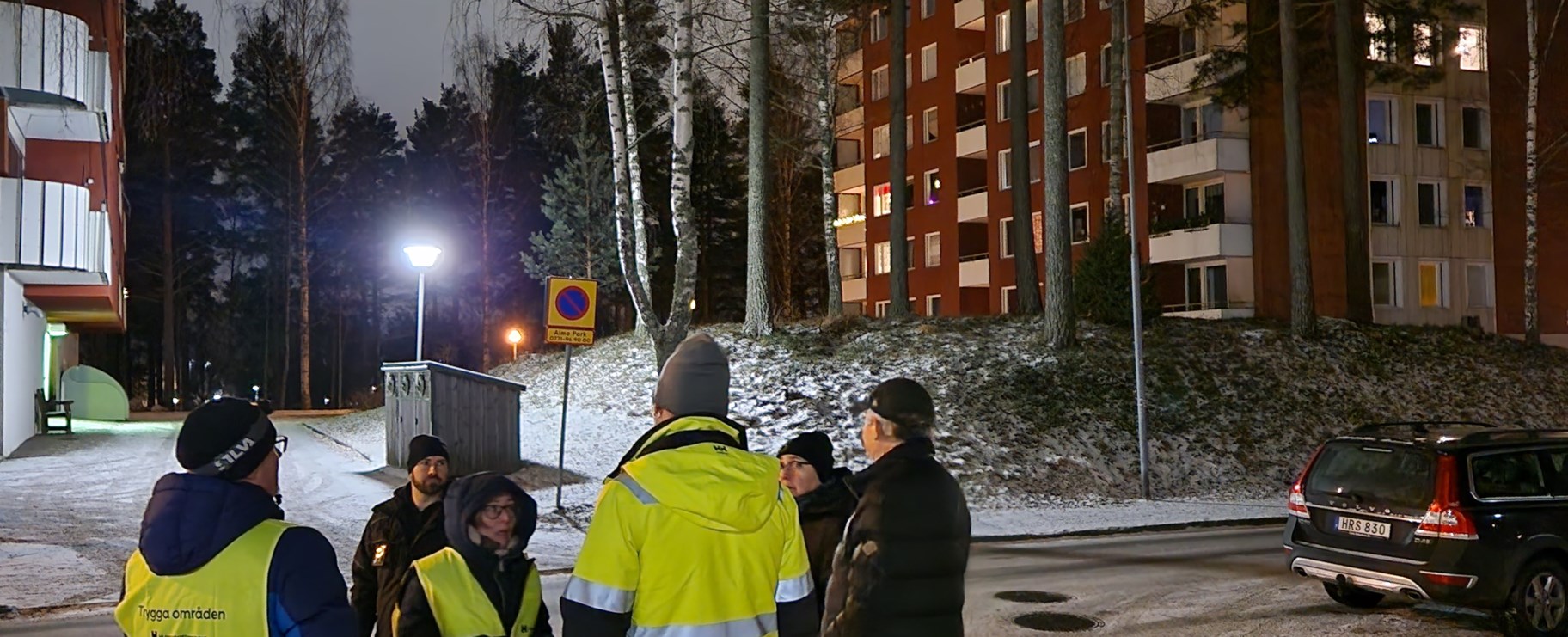 Personer i mörker med reflexvästar