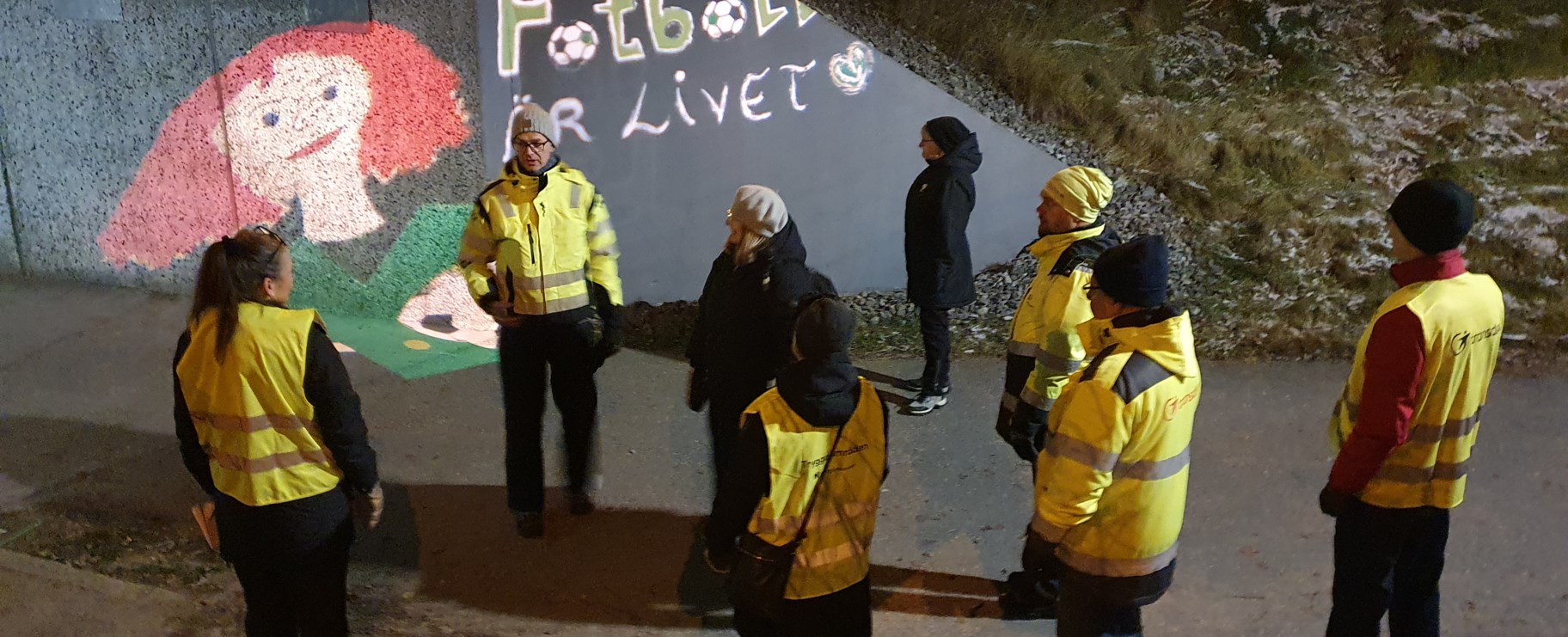 Folksamling i mörker i stadsmiljö