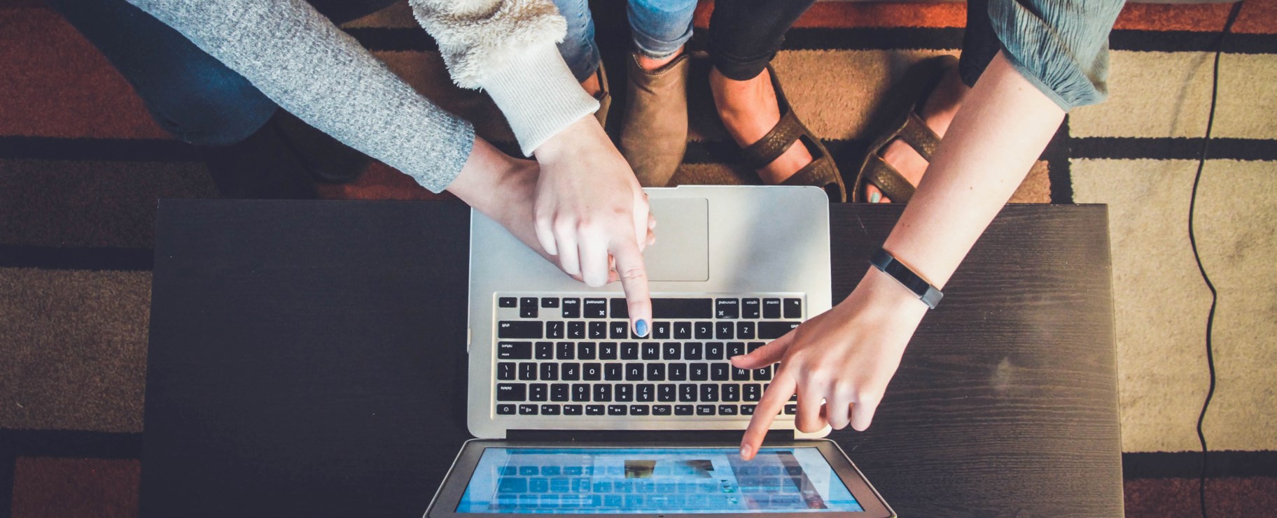 Händer pekar på datorskärm.