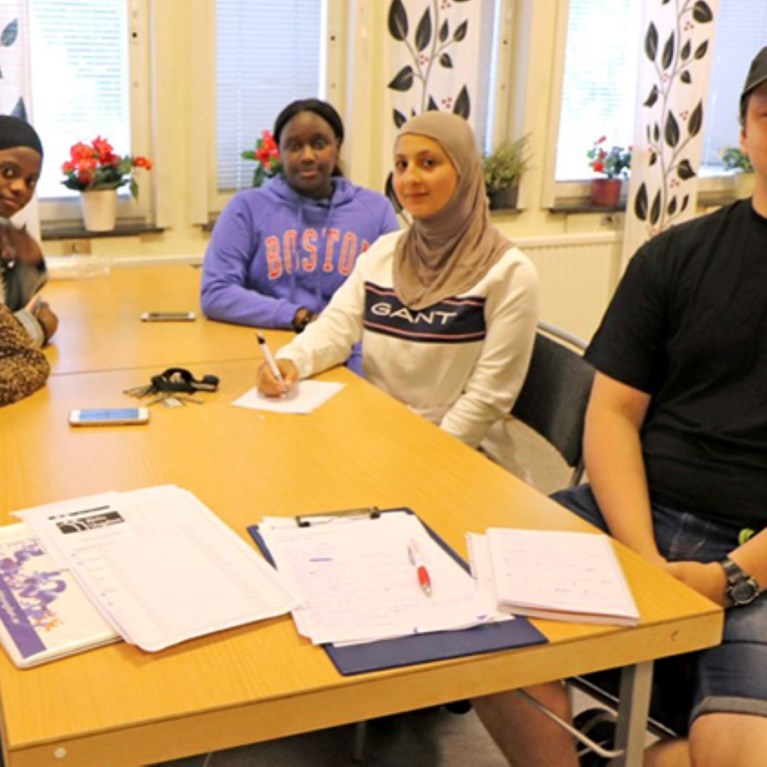 Ungdomar sittande vid bord