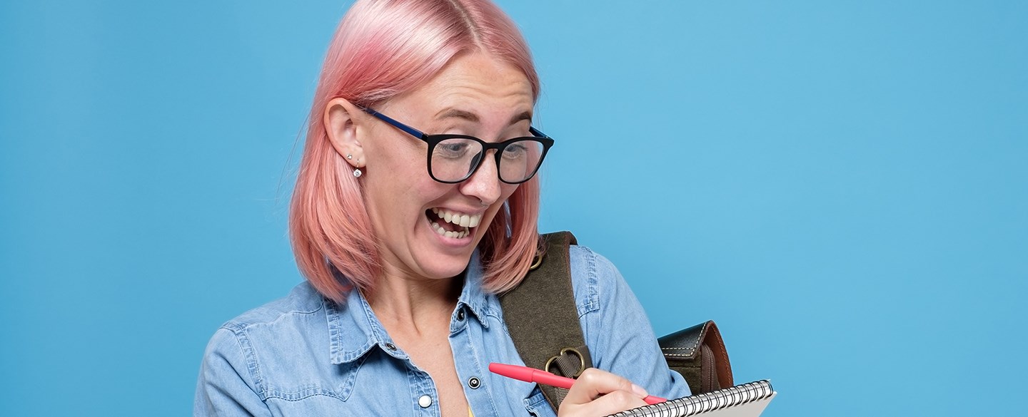 Glad tjej med glasögon