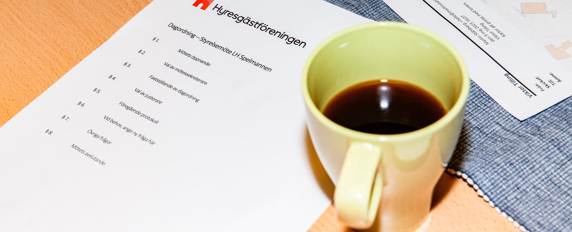 Bild på en kaffekopp och ett dokument.