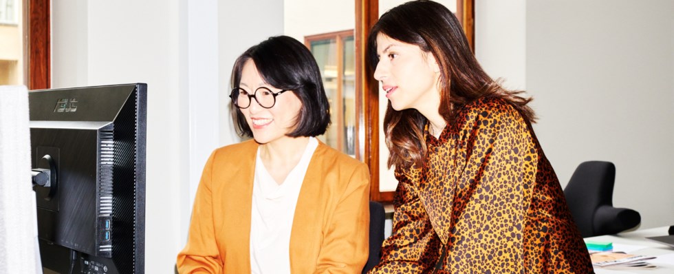 Två personer jobbar vid datorn