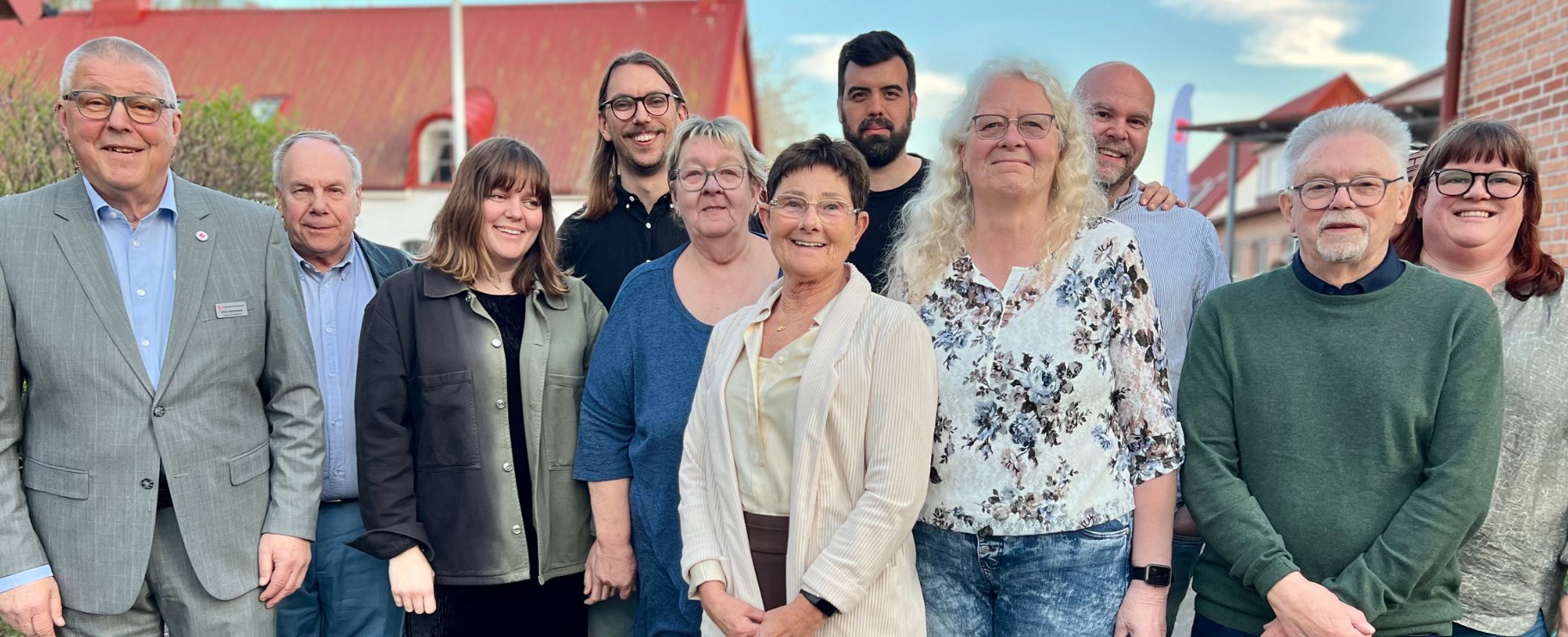 Grupp av människor som ler