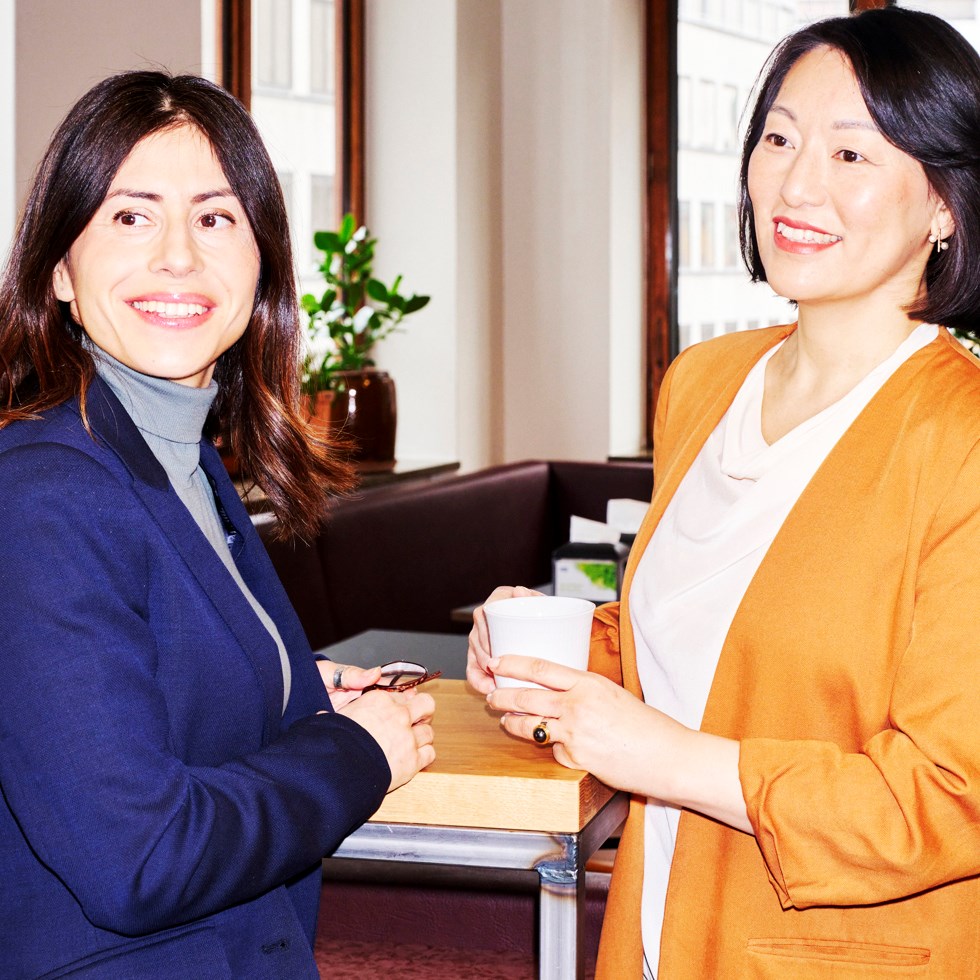 Två kvinnor på ett kontor