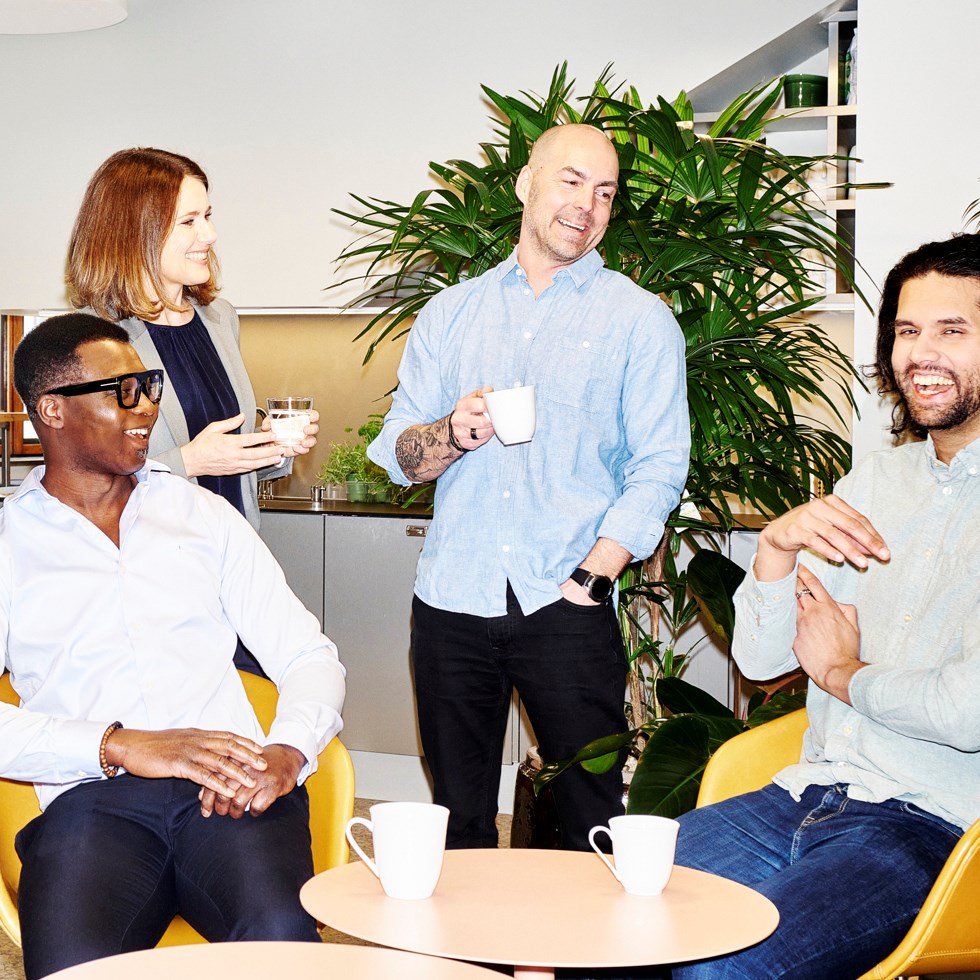 En grupp kollegor i fikarummet