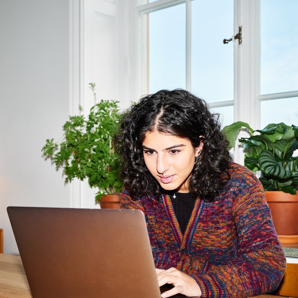 Kvinna sitter vid en dator