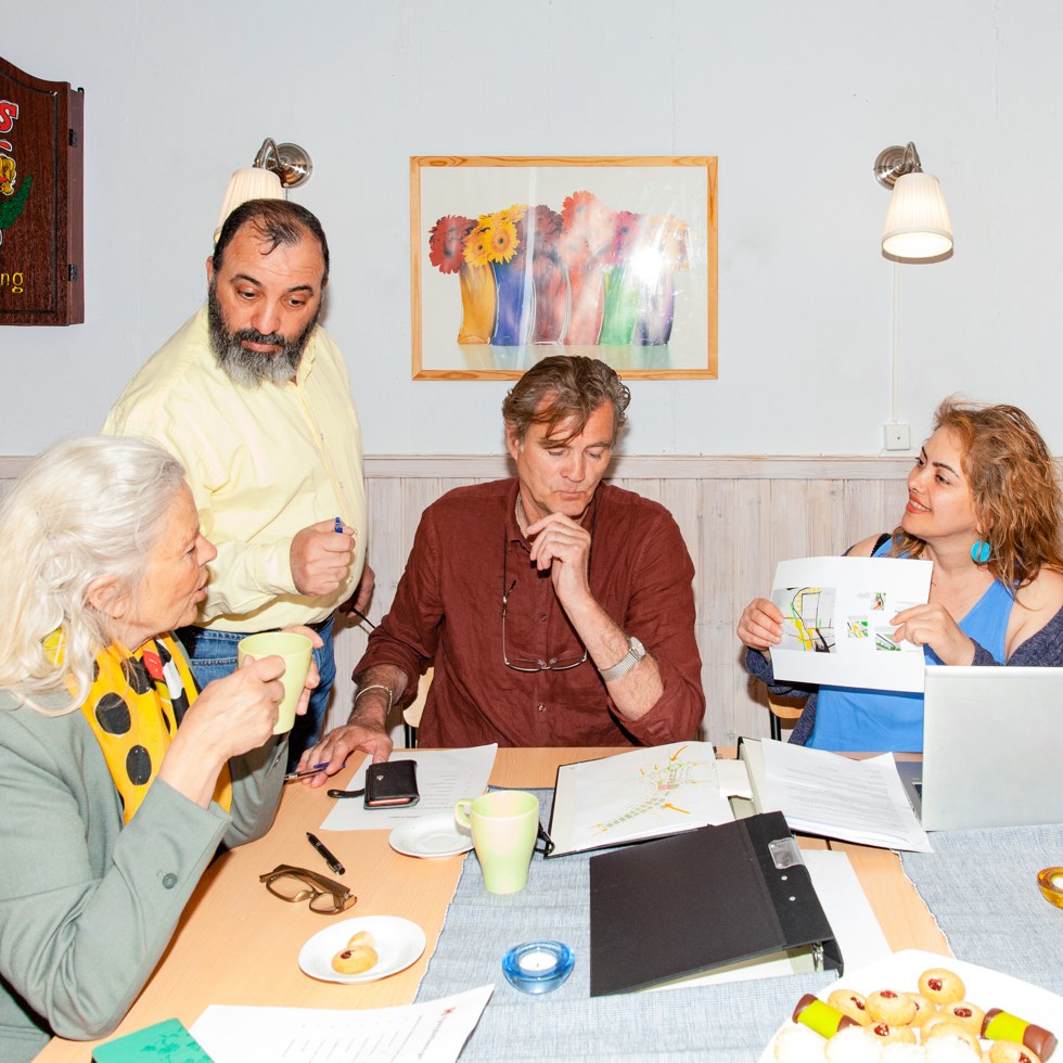 En grupp människor sitter vid ett bord