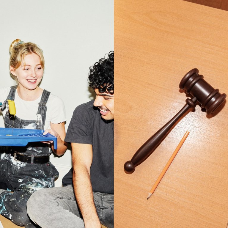 Två glada ungdomar och en bild på en ordförandeklubba