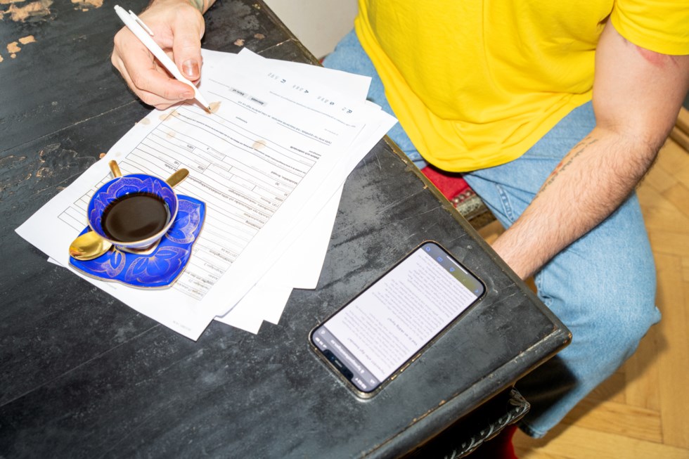 Kaffekopp man skriver på papper