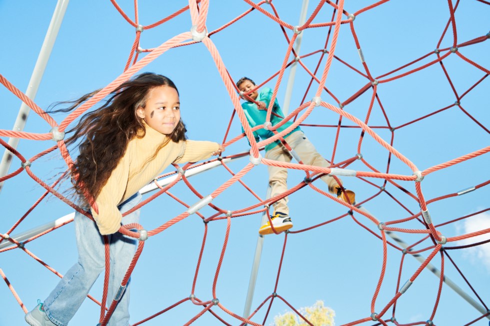 Barn klättrar i nät