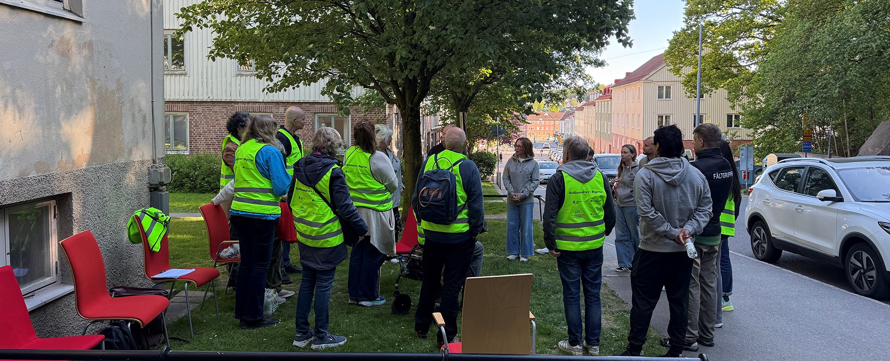 Kvällsvandrarna som var med på premiären är samlade utanför skyddsvärnets lokal.