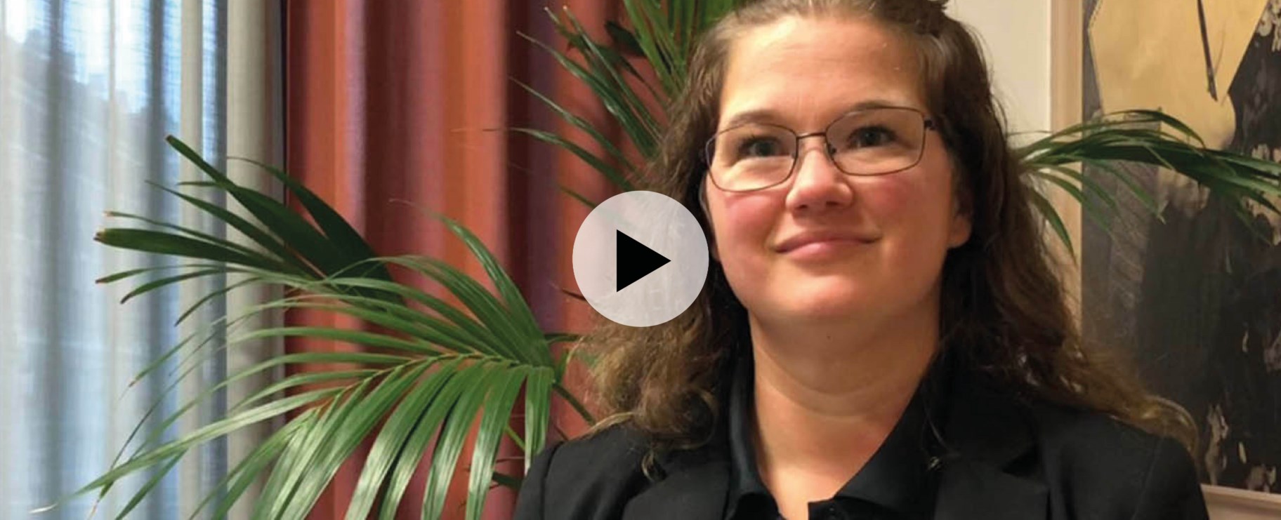 Foto på Pamela Möller Ajani med en videospelningsymbol på