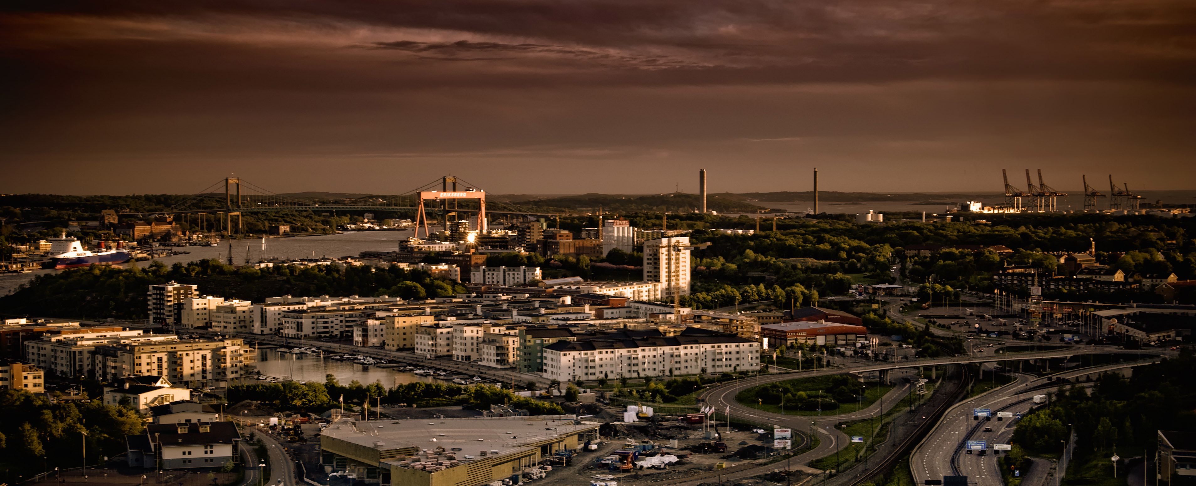 Foto över Göteborg där man ser Eriksbergskranen och Älvsborgsbron i bakgrunden och bostadsområden på Eriksberg i förgrunden.