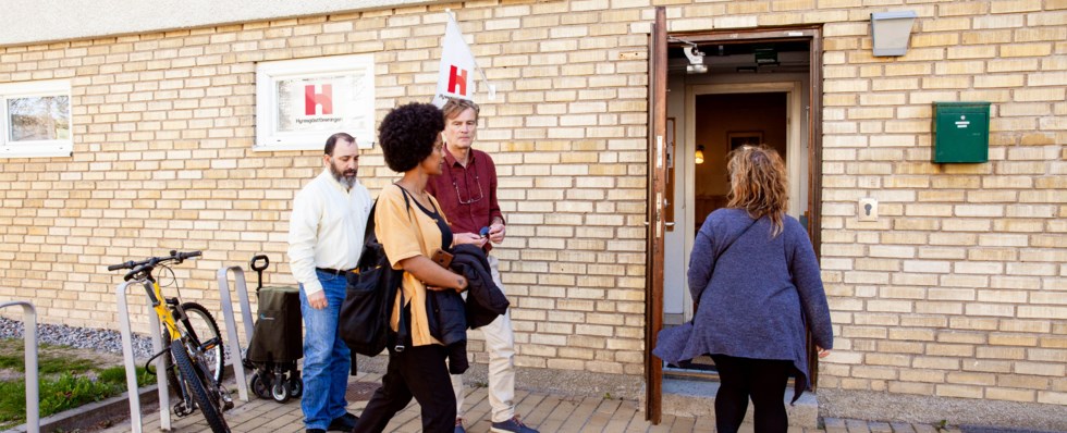 Människor på väg in i en hyresgästförenings lokal.